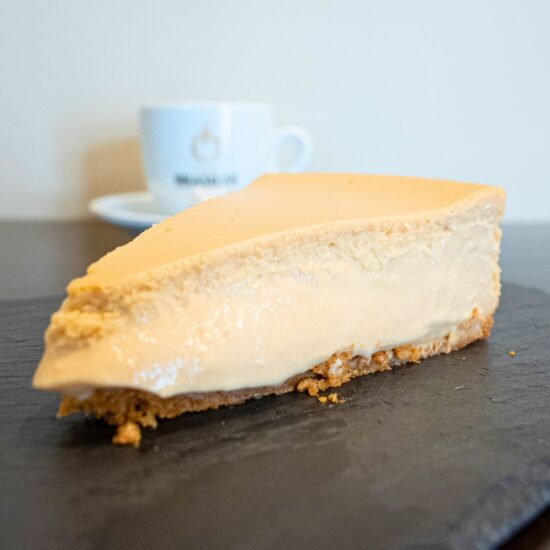 Tarta de queso sabor Lotus en una cafetería con encanto en Lugo